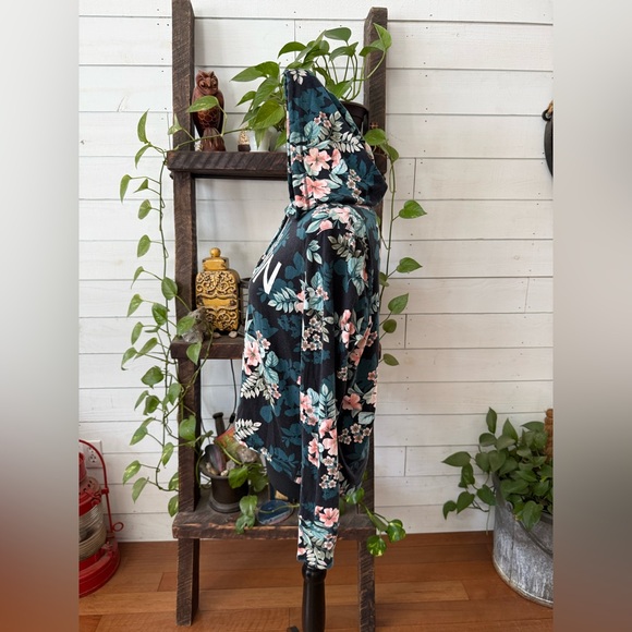 Calvin Klein Performance Floral Top - Teal with Pink Accents - Picture 16 of 17